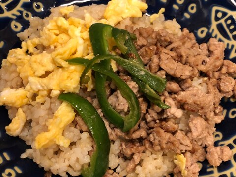 ひき肉たっぷり♪ピーマンとひき肉の三色ライス^_^